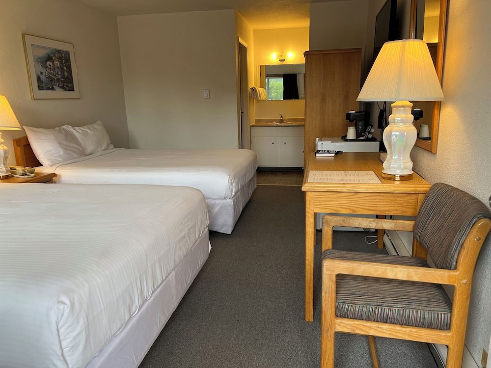 Chalet Inn Standard Double Queen 2