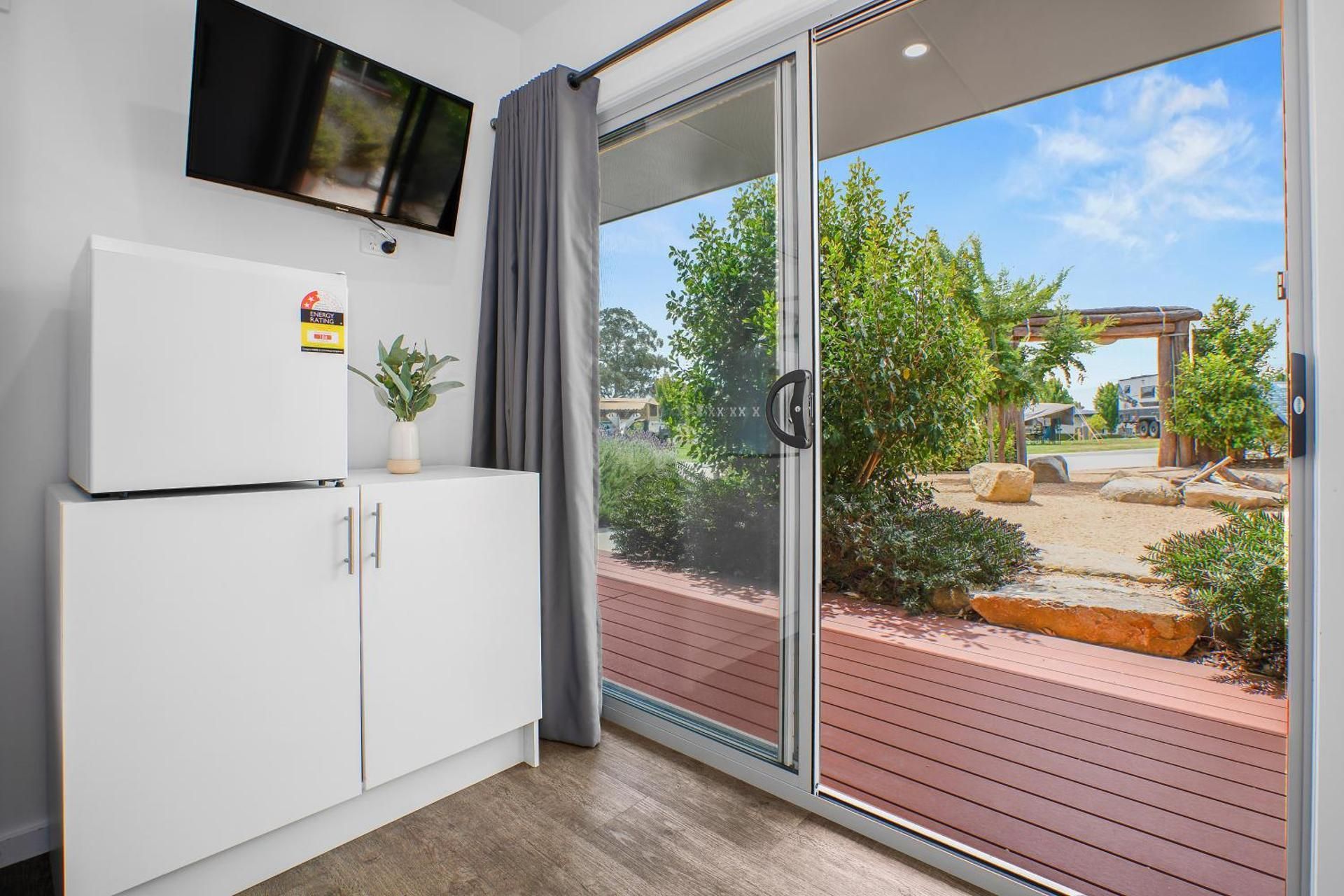 Bungalow – Twin (Shared Bathroom)