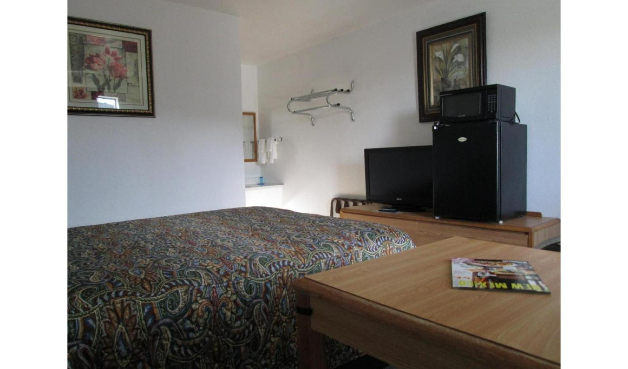 Hotel O Motel 10 Lordsburg I-10 King Bed 2