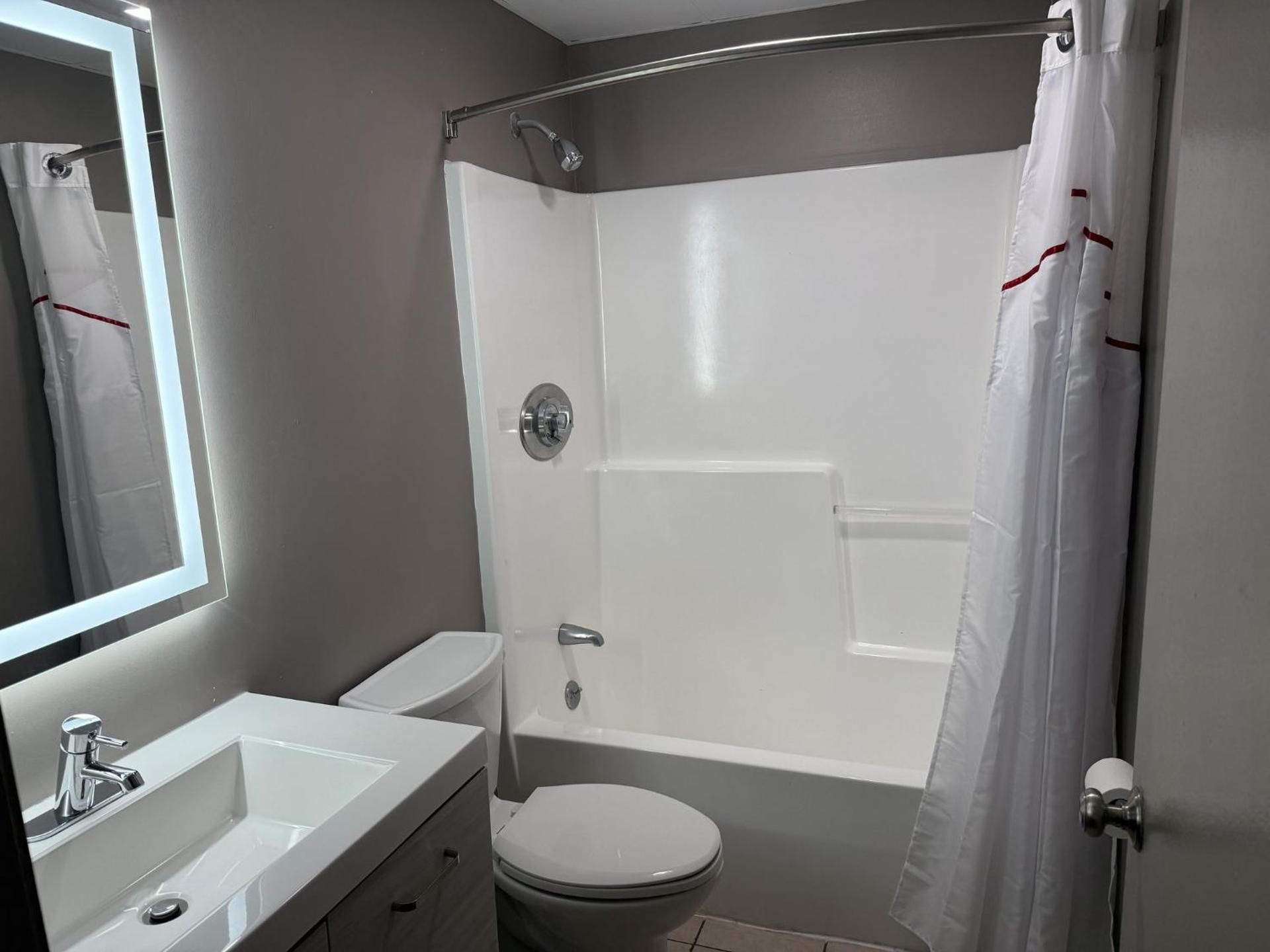 Red Roof Inn & Suites Swansea Superior King Room with Spa Bath Non-Smoking 3