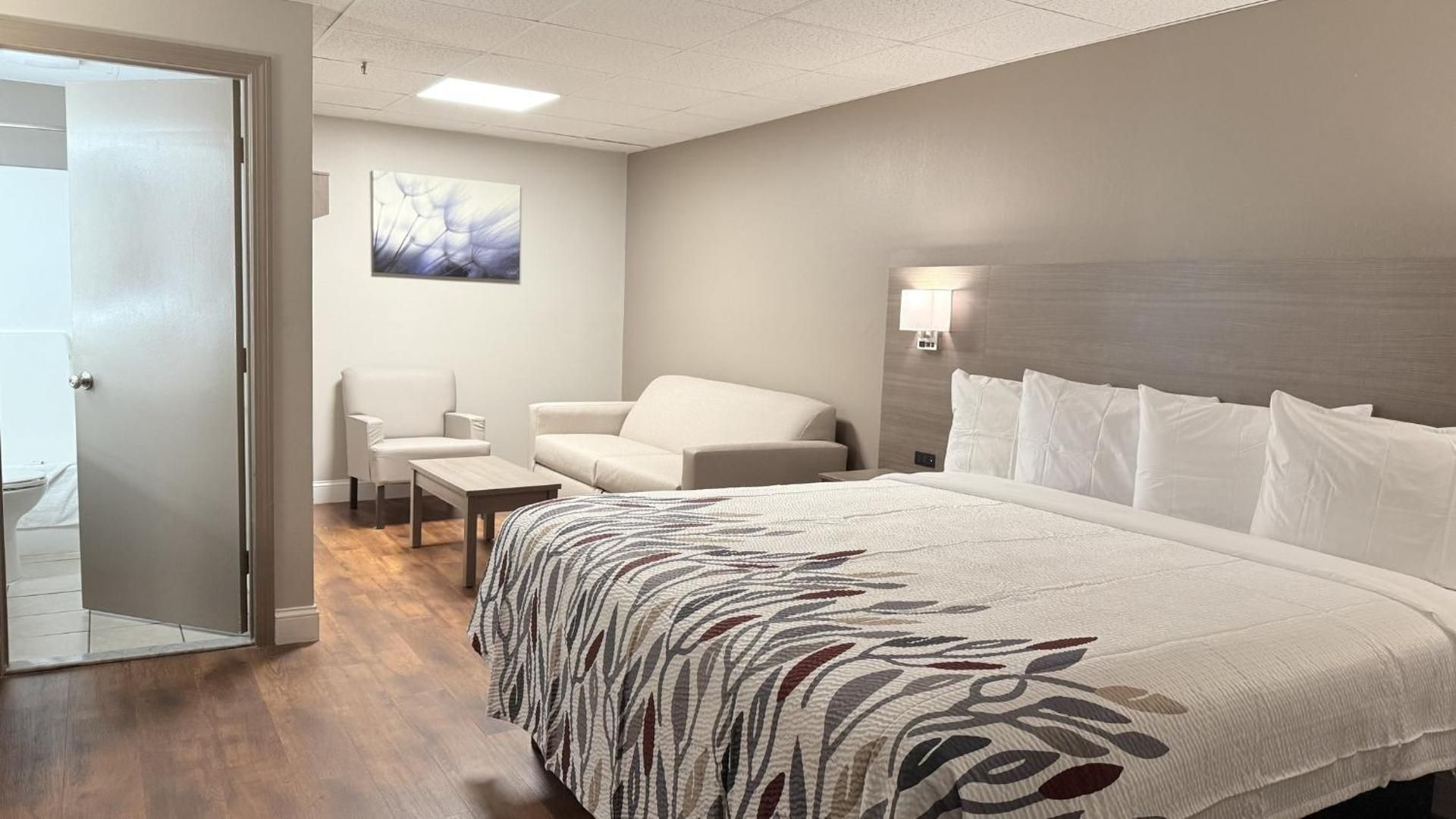 Red Roof Inn & Suites Swansea Superior King Room with Spa Bath Non-Smoking