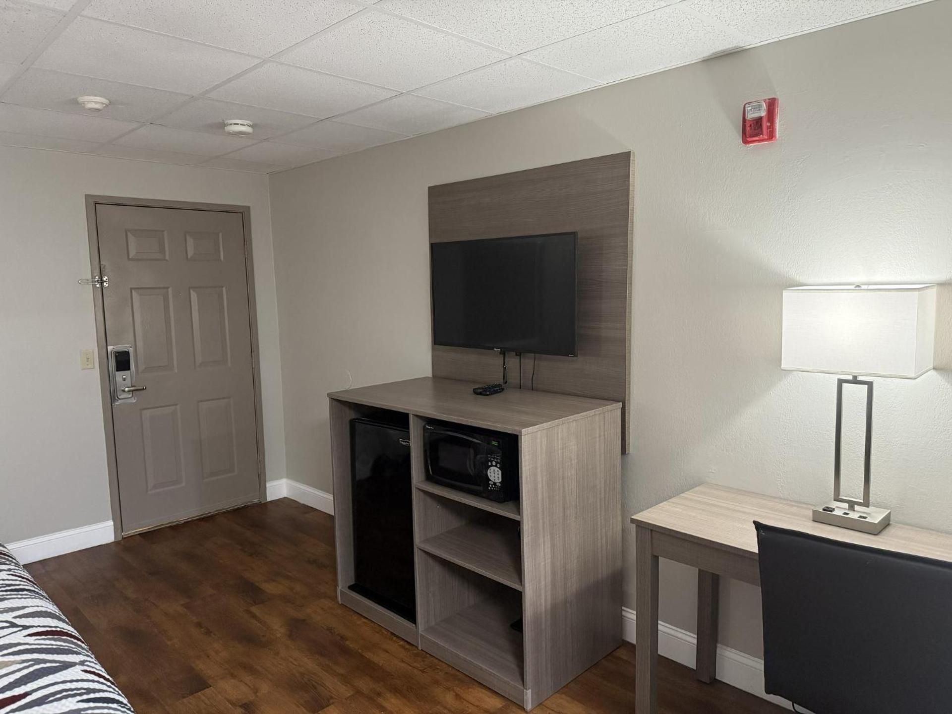 Red Roof Inn & Suites Swansea Deluxe King Room Disability Access Roll-In Shower Smoking 2