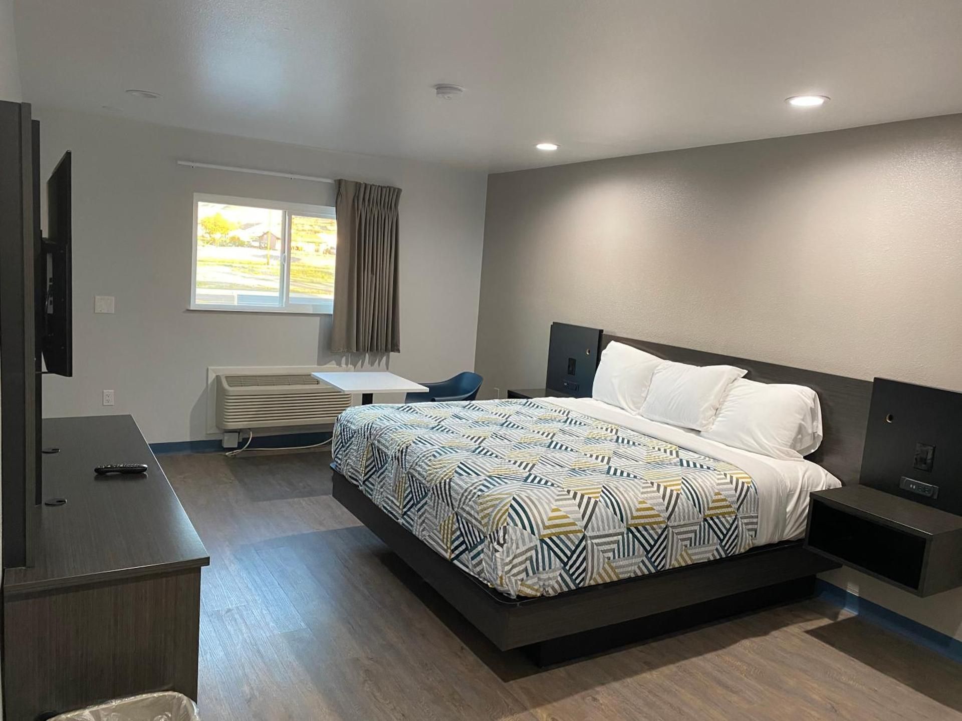 1 King Bed | Mob Acc RI Shwr Nsmk Micfridg