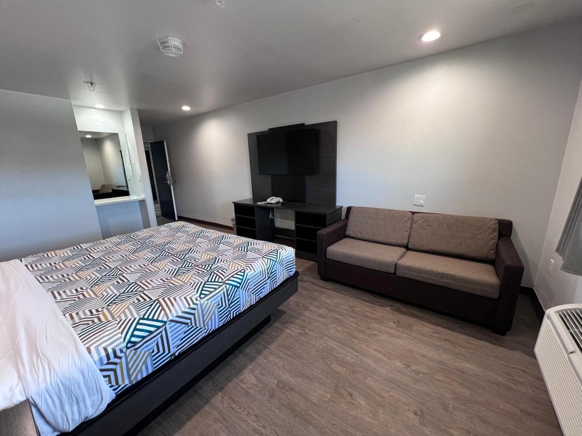 1 King Bed | Non-Smoking, Micfridge