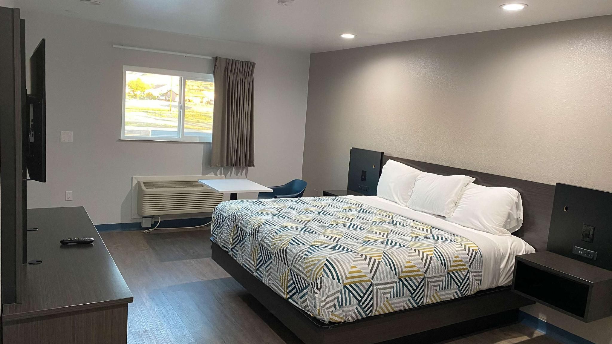 Motel 6 Bullhead City, AZ 1 King Bed | Mobil Access Tub Nsmk Micfridg