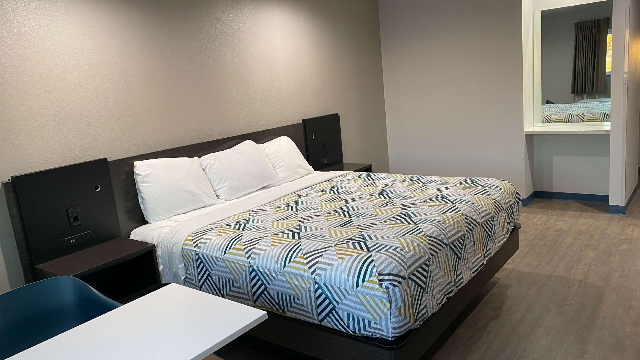 Motel 6 Bullhead City, AZ 1 King Bed | Mobil Access Tub Nsmk Micfridg 2