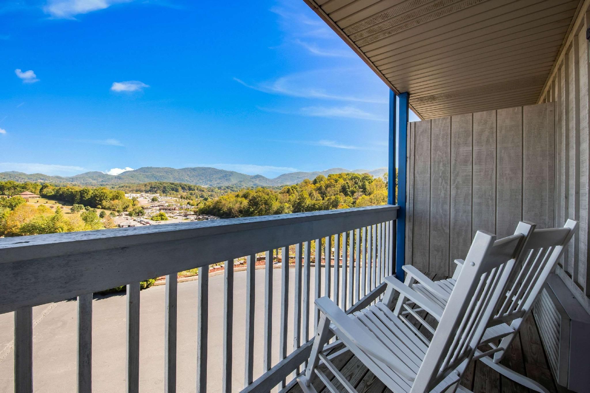 2 Queen Beds and Balcony - No Smoking