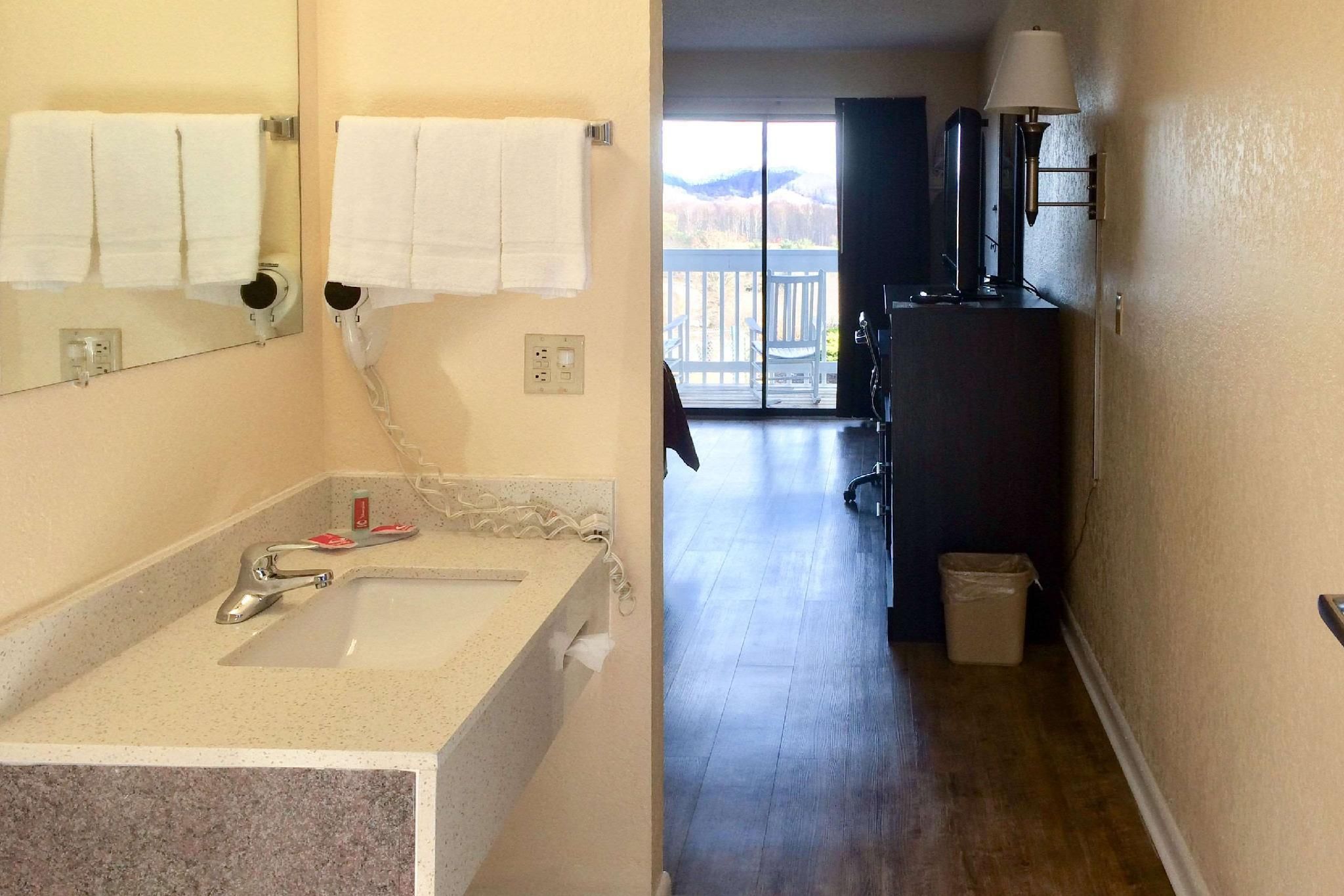 1 King Bed and Balcony - No Smoking