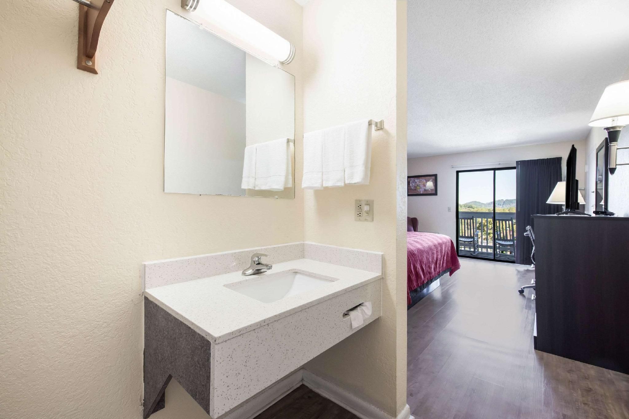 1 Queen Bed,Nonsmoking, Accessible