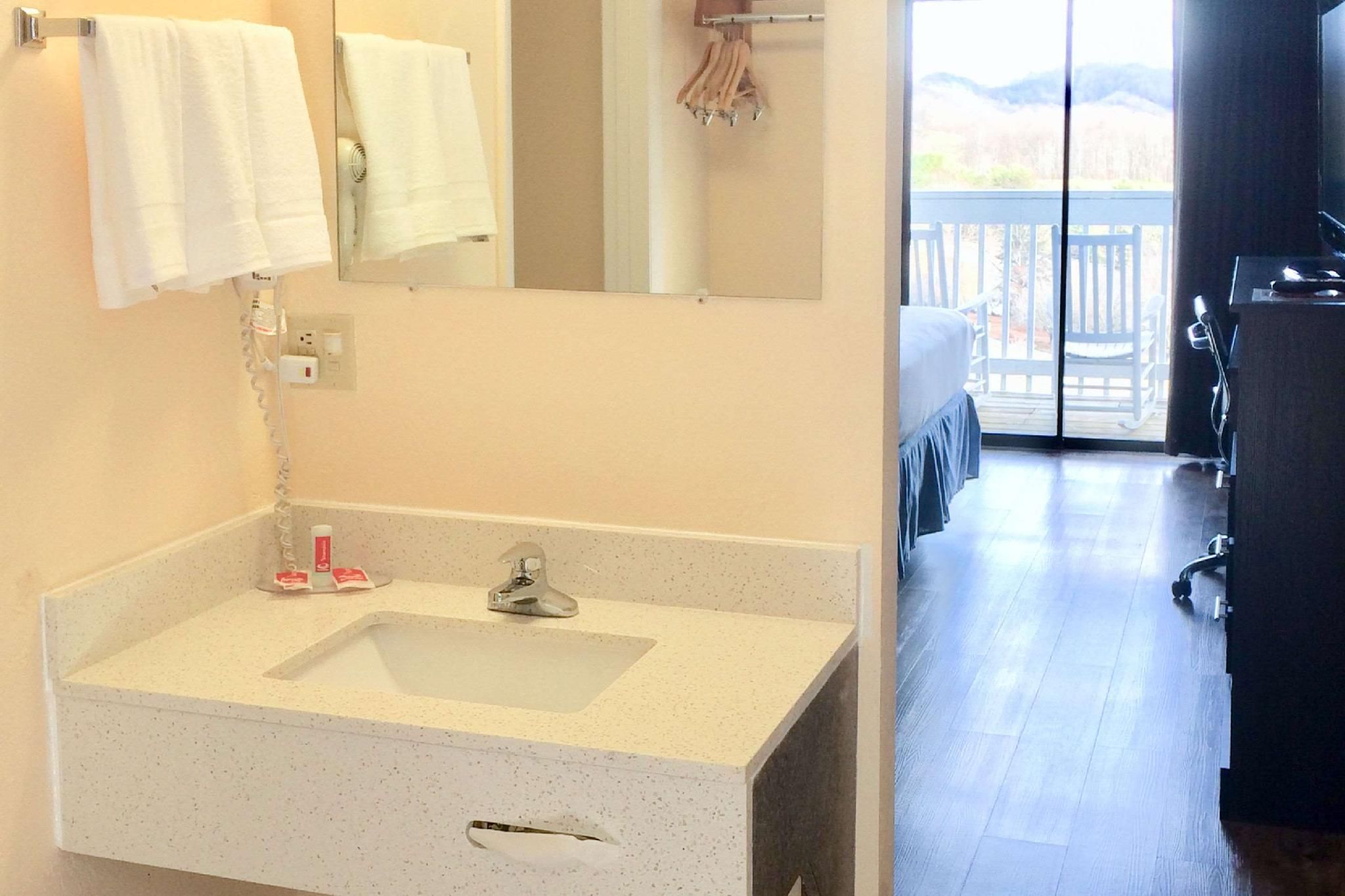 2 Queen Beds and Balcony - No Smoking