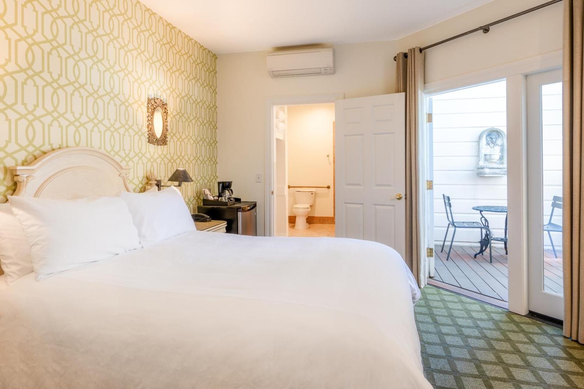 Queen Room with Roll-In Shower and Fireplace - Disability/Non-Smoking