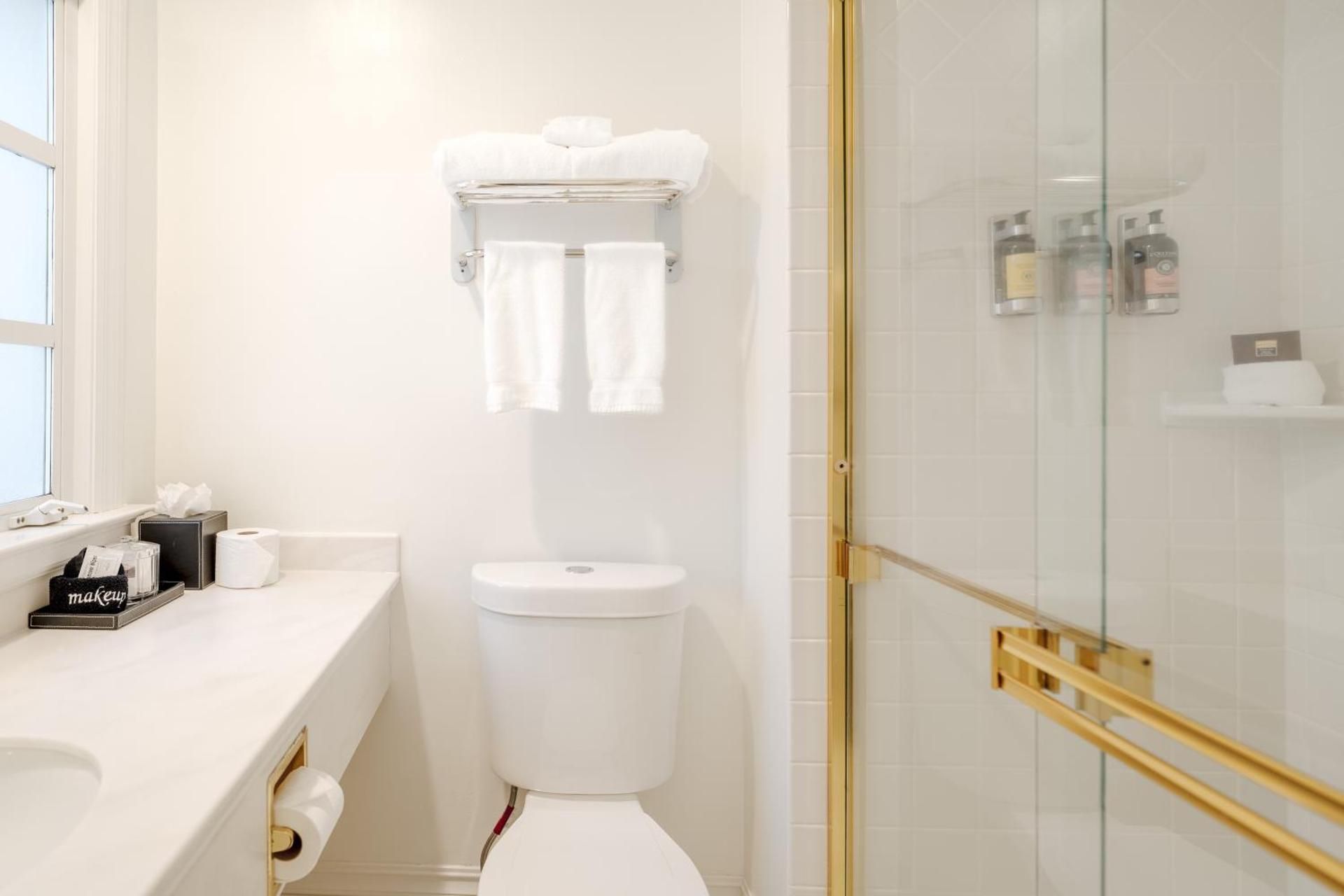 Cozy Queen Room - Non-Smoking