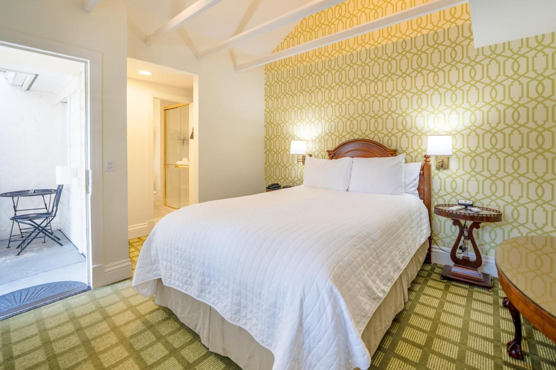 Cozy Queen Room - Non-Smoking