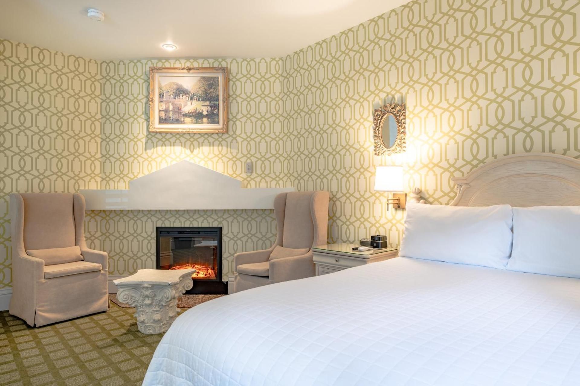 Queen Room with Roll-In Shower and Fireplace - Disability/Non-Smoking