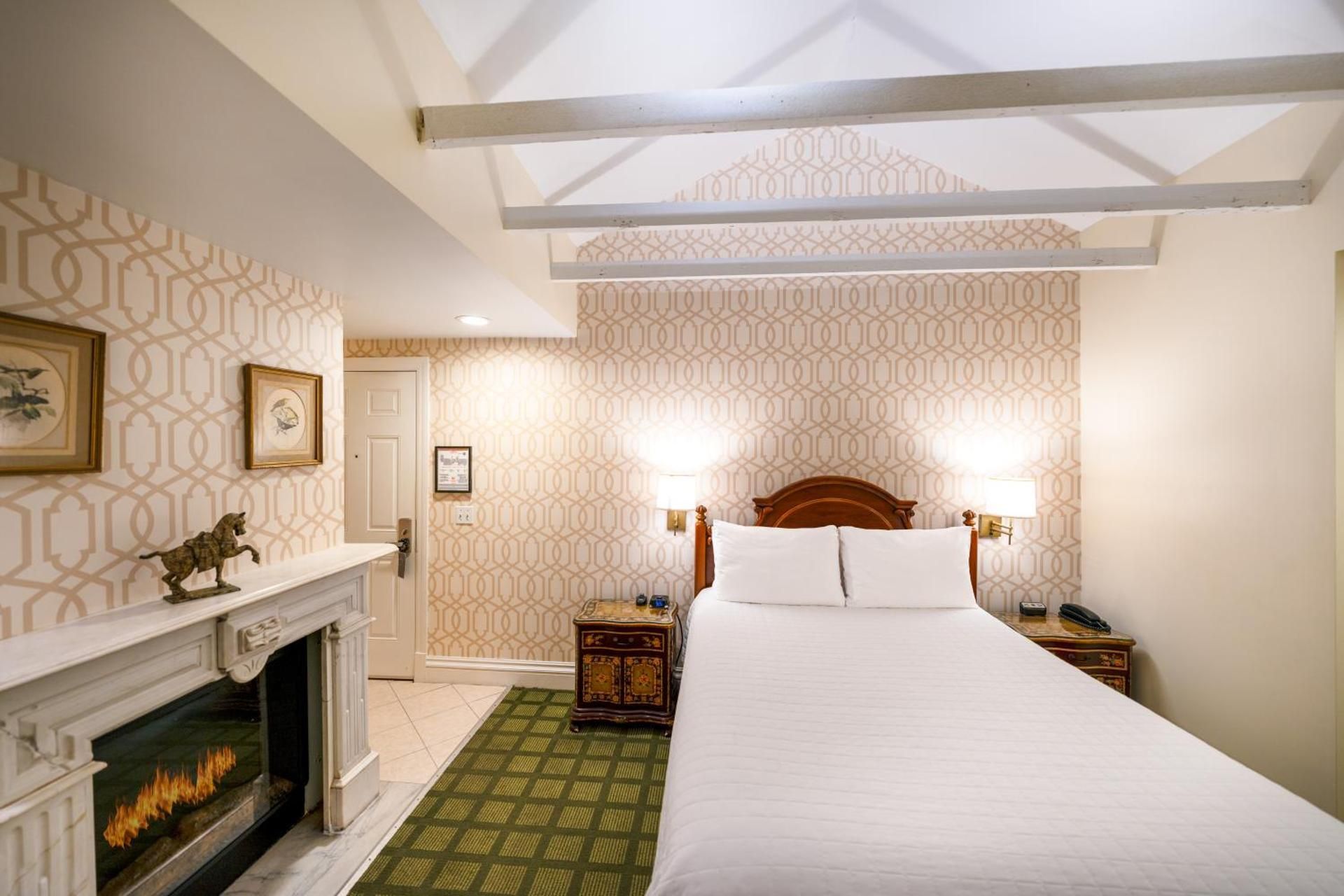 Queen Room with Fireplace - Non-Smoking