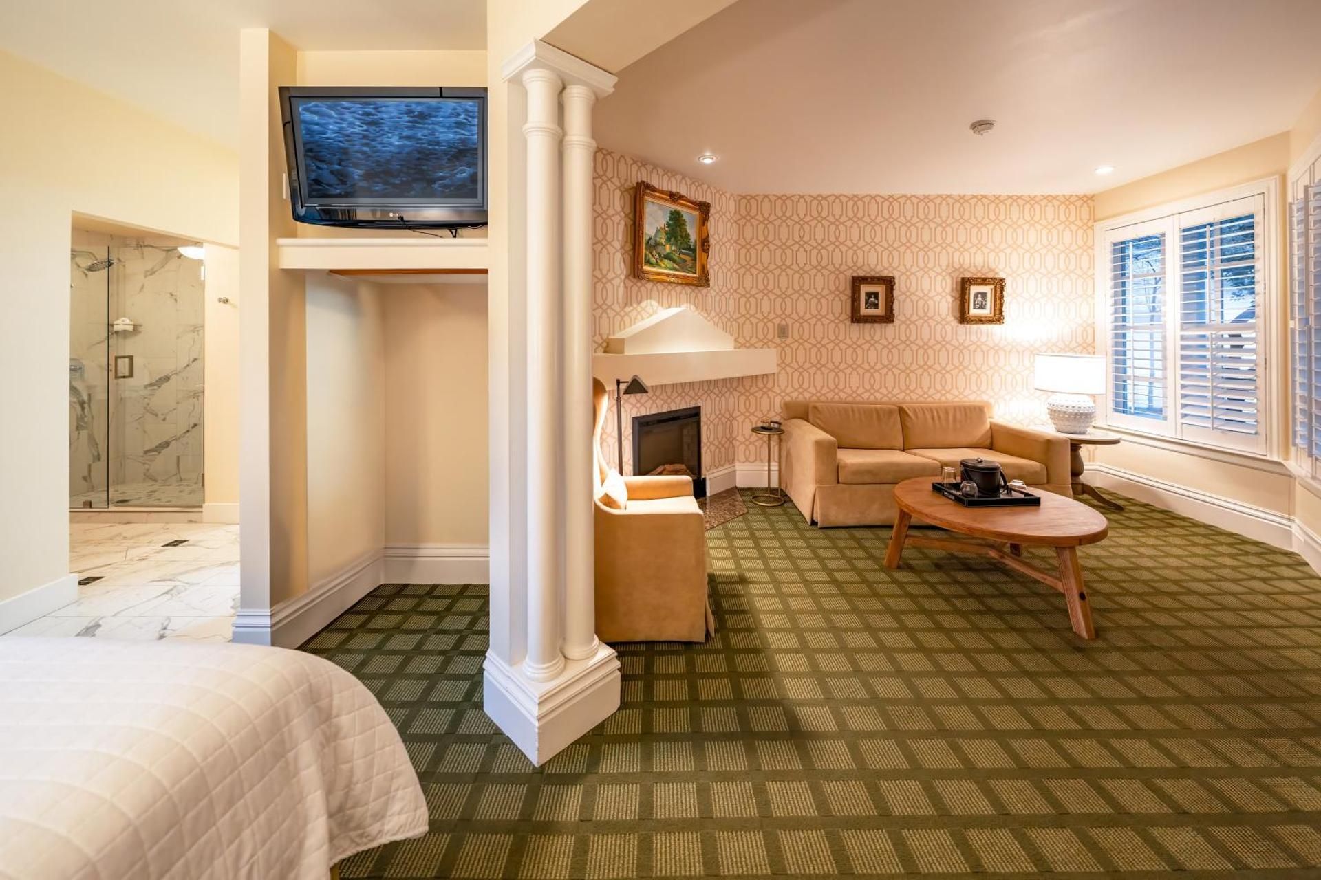 Queen Room with Sofa Bed, Fireplace and Private Patio - Non-Smoking