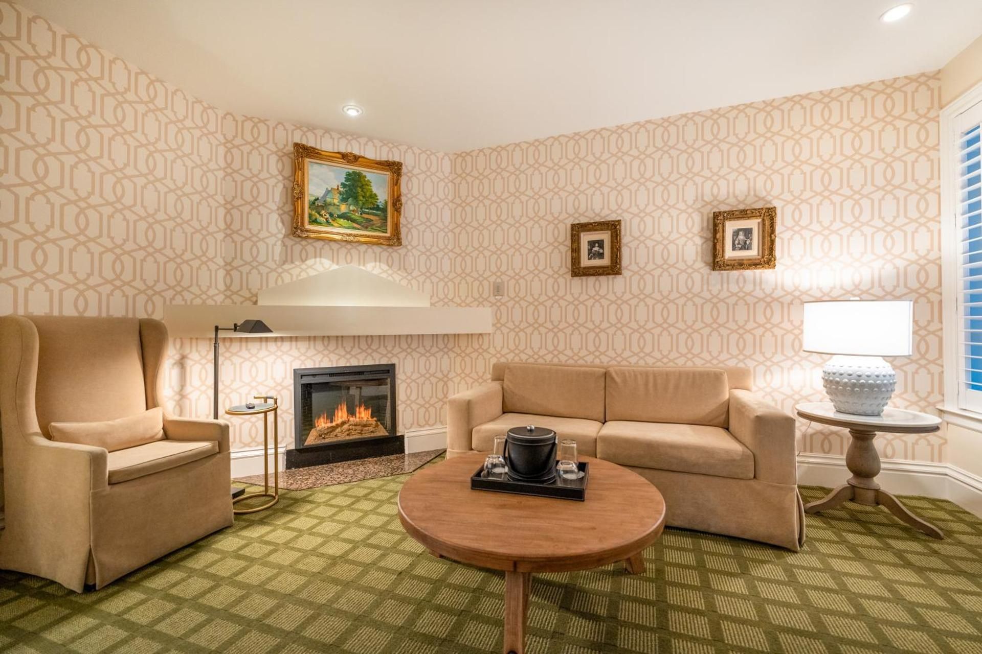 Queen Room with Sofa Bed, Fireplace, Living Area and Soaker Tub - Non-Smoking