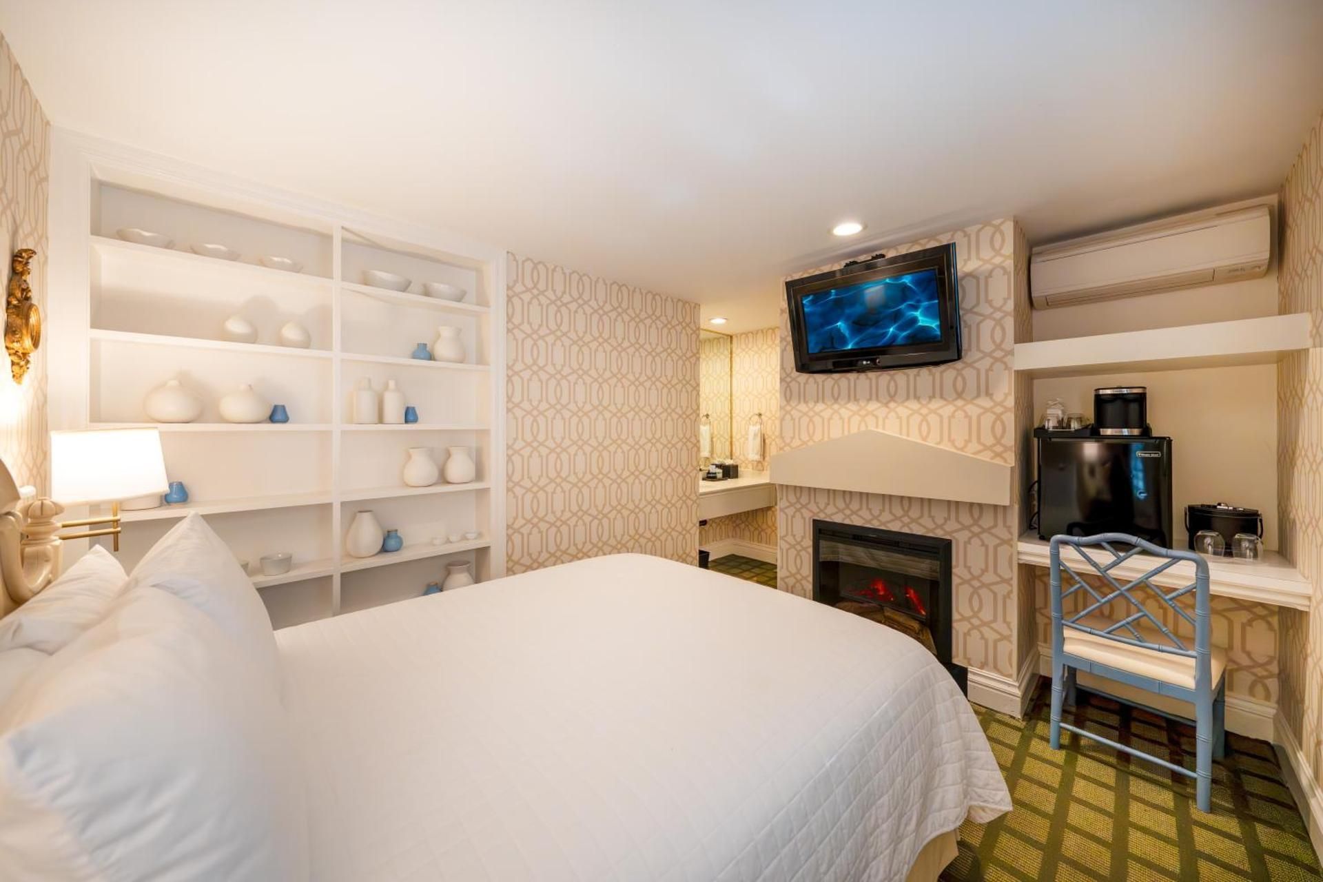 Cozy Queen Room with Fireplace - Non-Smoking