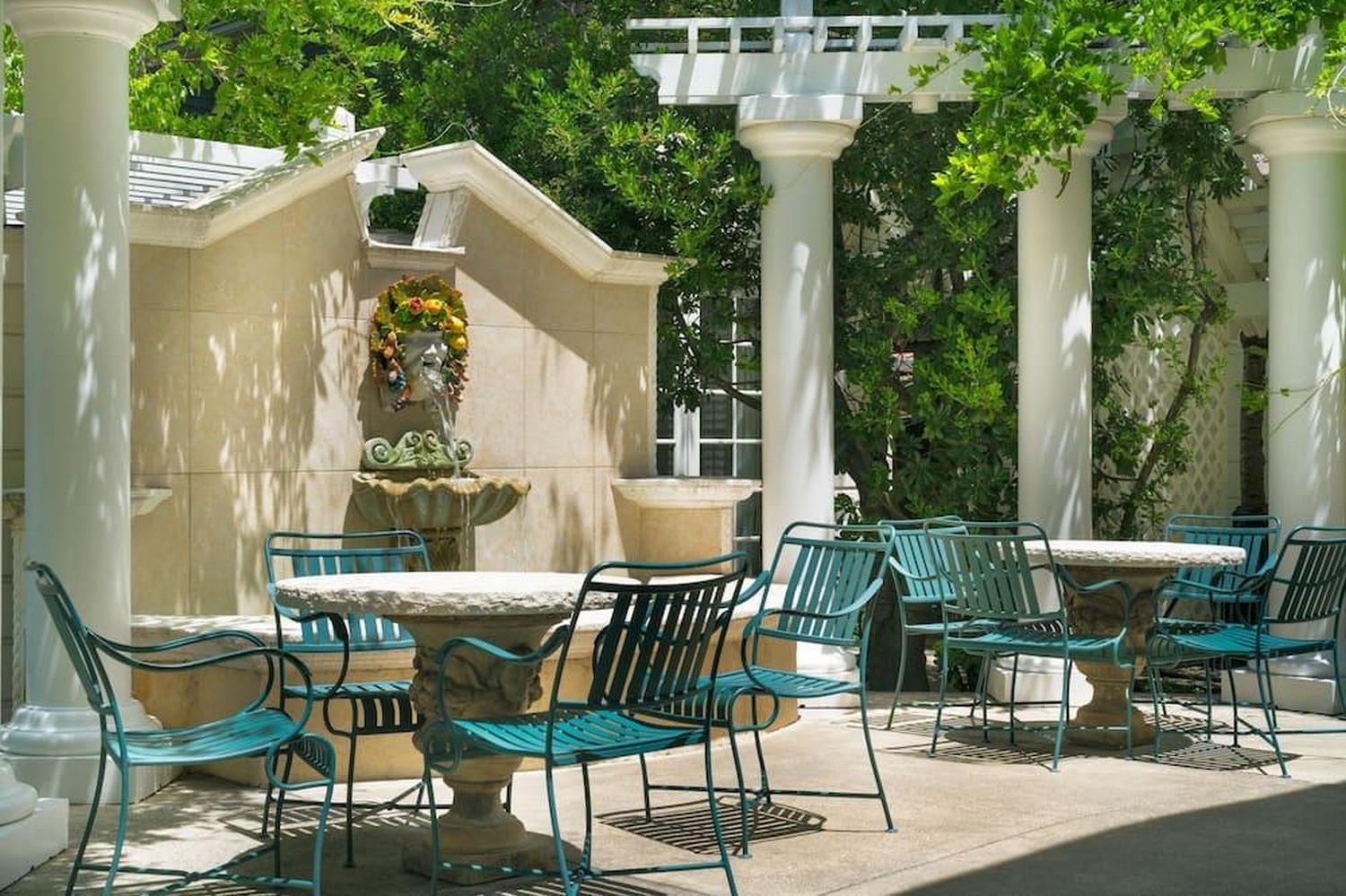 1 Queen Bed, Non-smoking, Fireplace, Table And Chairs, Mini Fridge, Coffee Maker, Continental Breakf