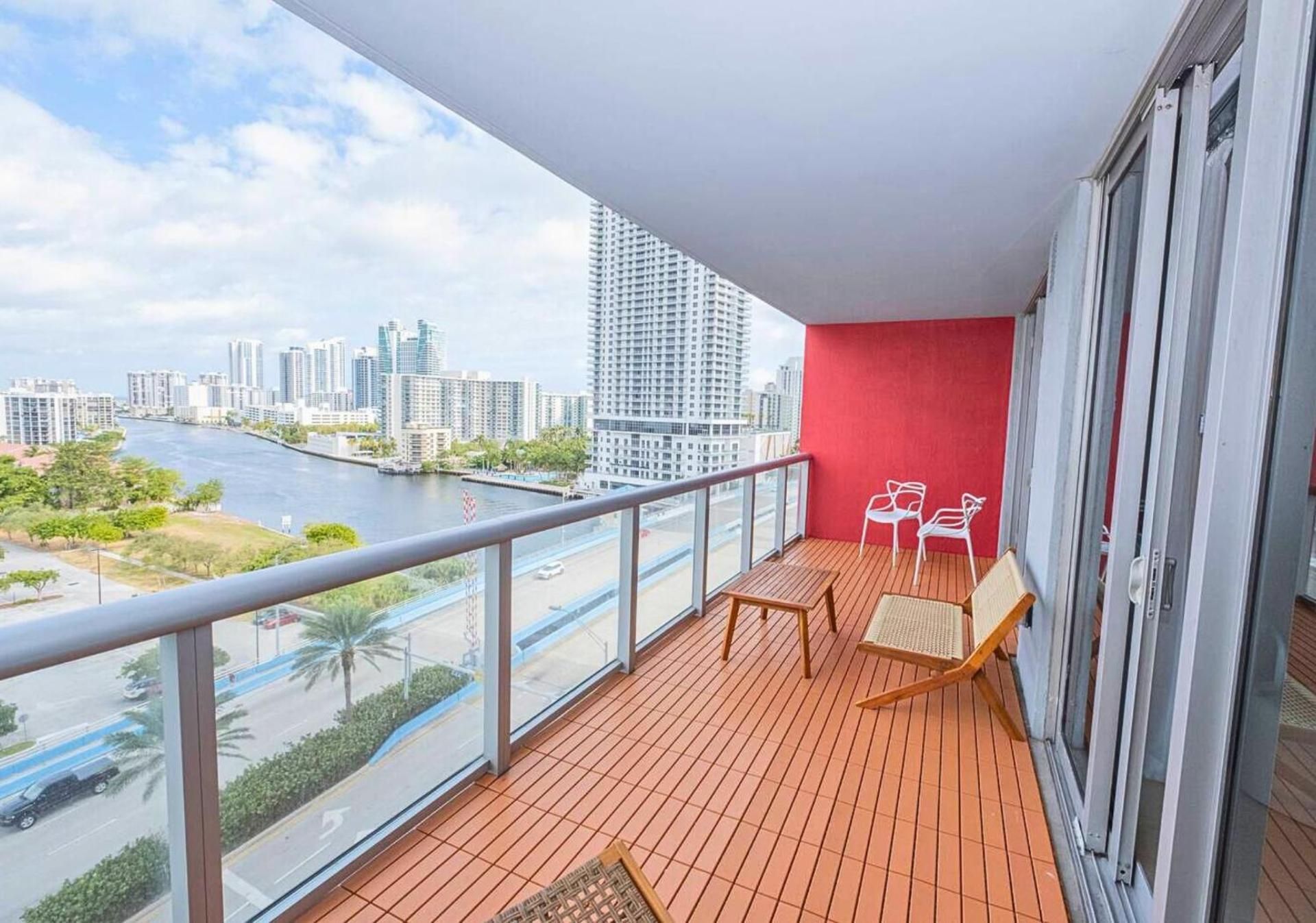 One-Bedroom Apartment with Sea View and Balcony