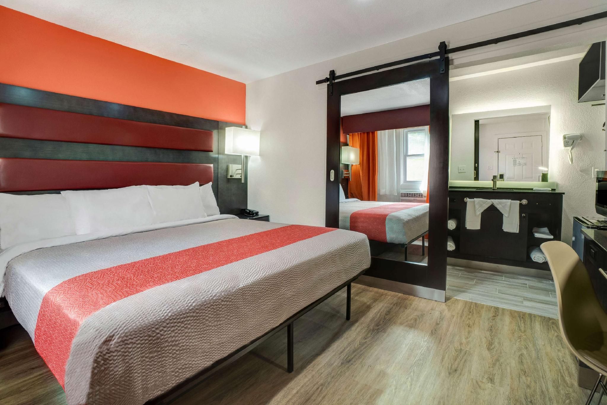 1 King Bed | Mobil Access Tub Nsmk Micfridg