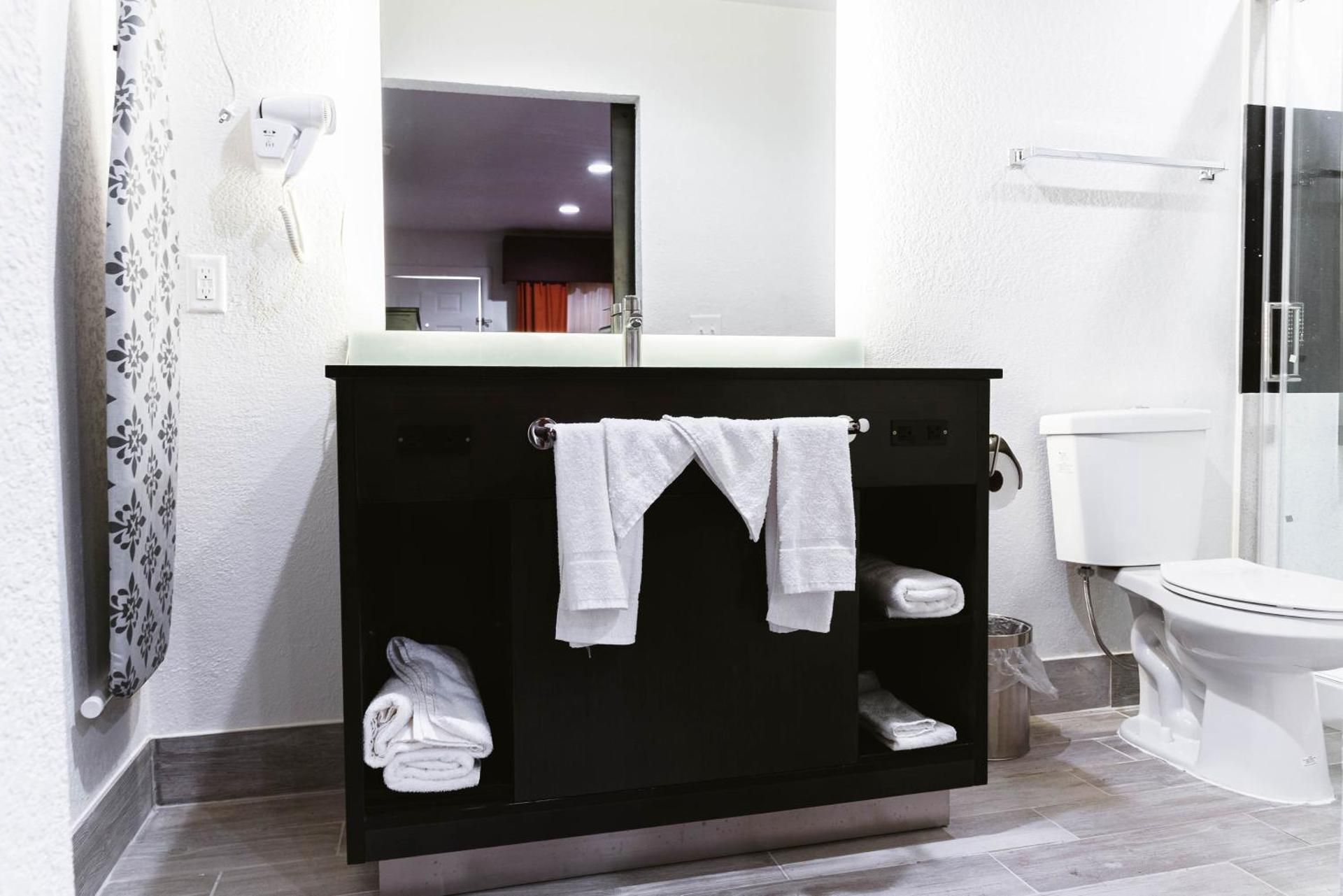 Motel 6 Bellville, OH - Mid-Ohio Queen Room with Two Queen Beds - Disability Access 3