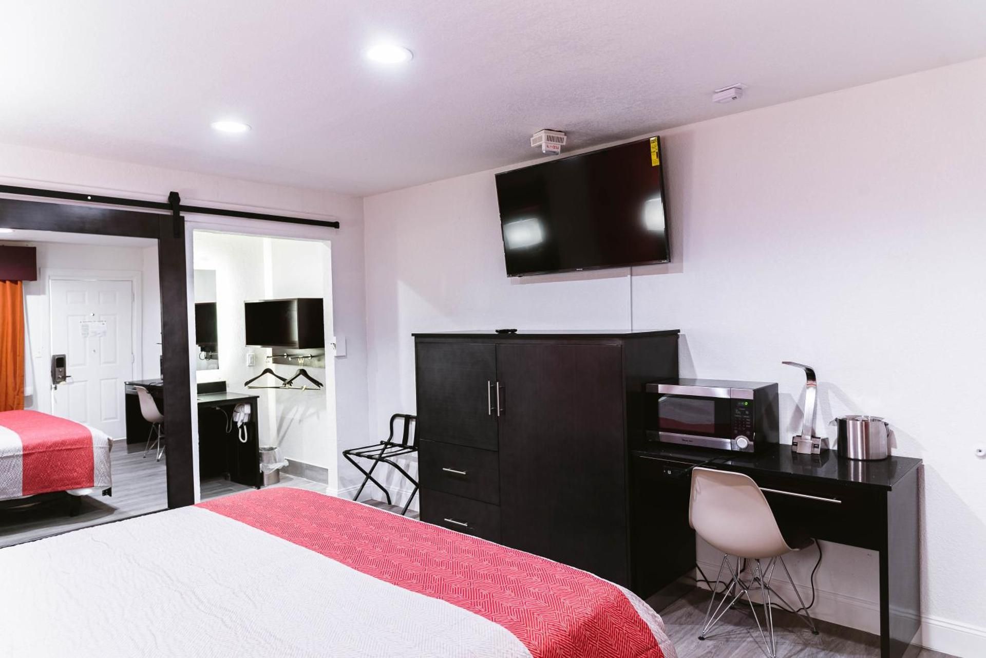 Motel 6 Bellville, OH - Mid-Ohio Queen Room with Two Queen Beds - Disability Access