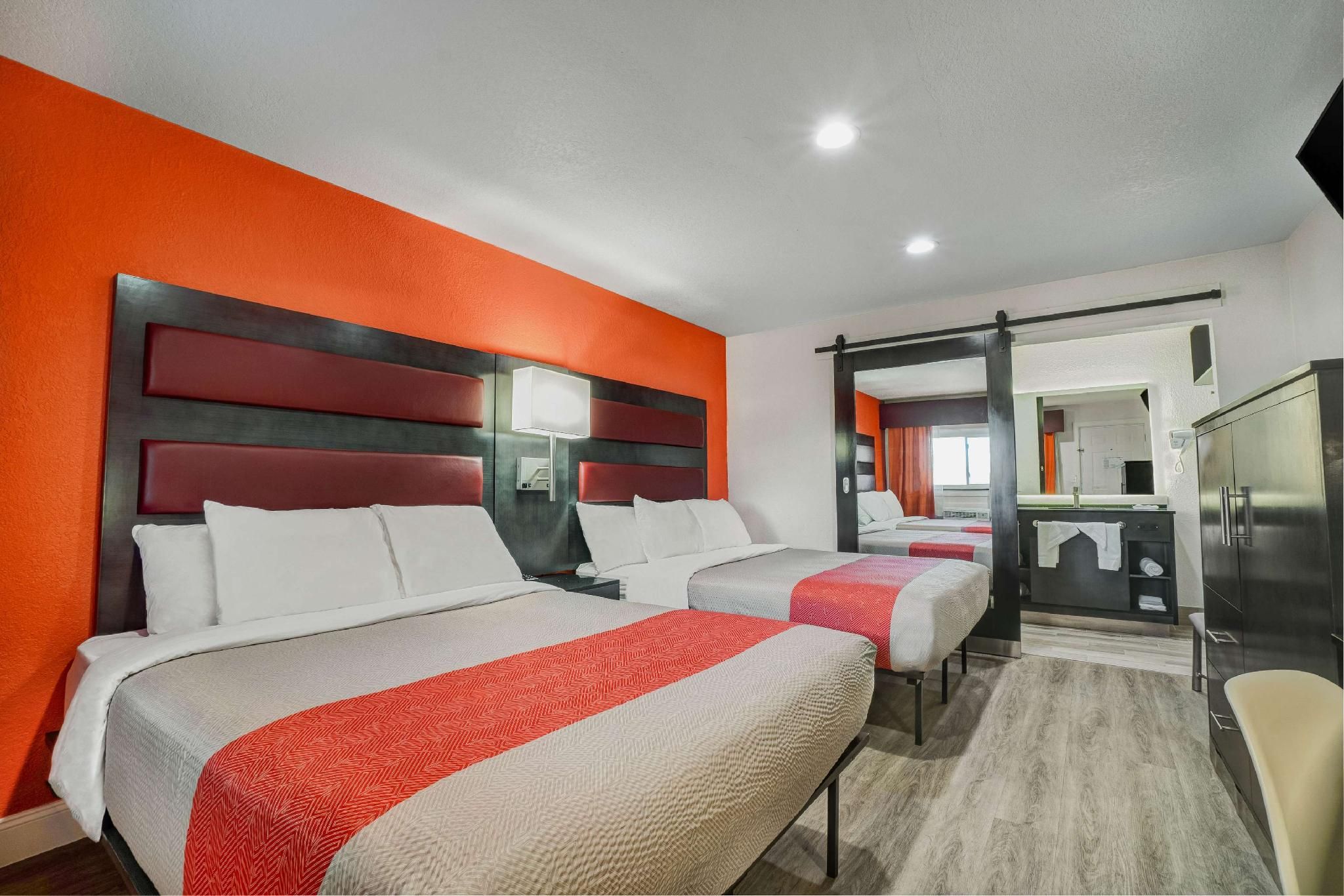 2 Queen Beds | Mob Acc RI Shwr Nsmk Micfridg