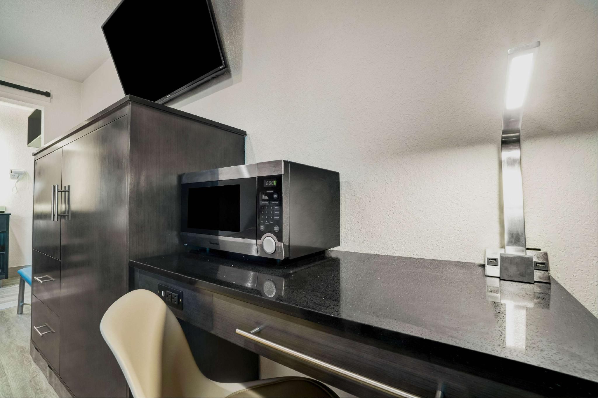 2 Queen Beds | Mob Acc RI Shwr Nsmk Micfridg