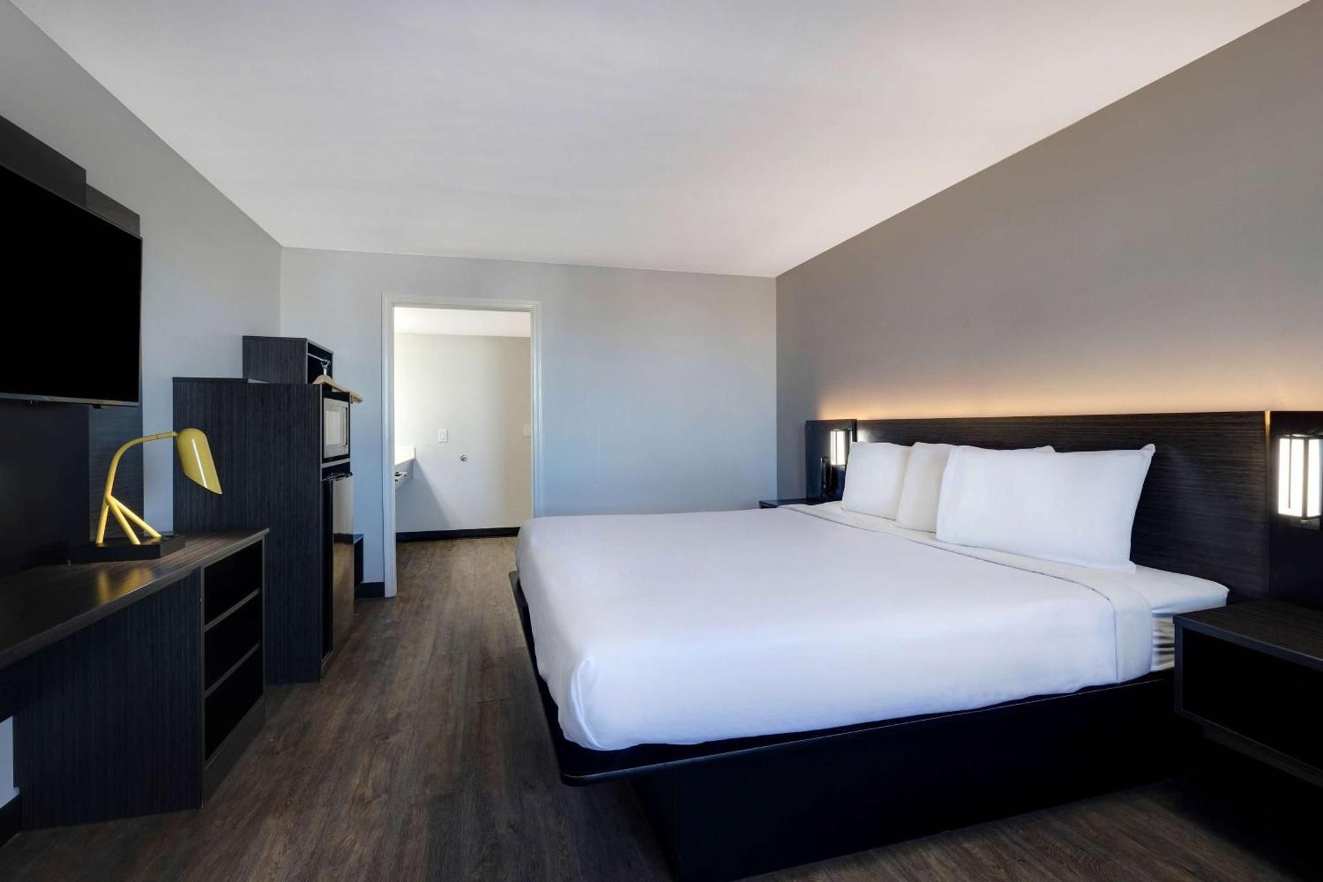 Standard King Room - Non-Smoking