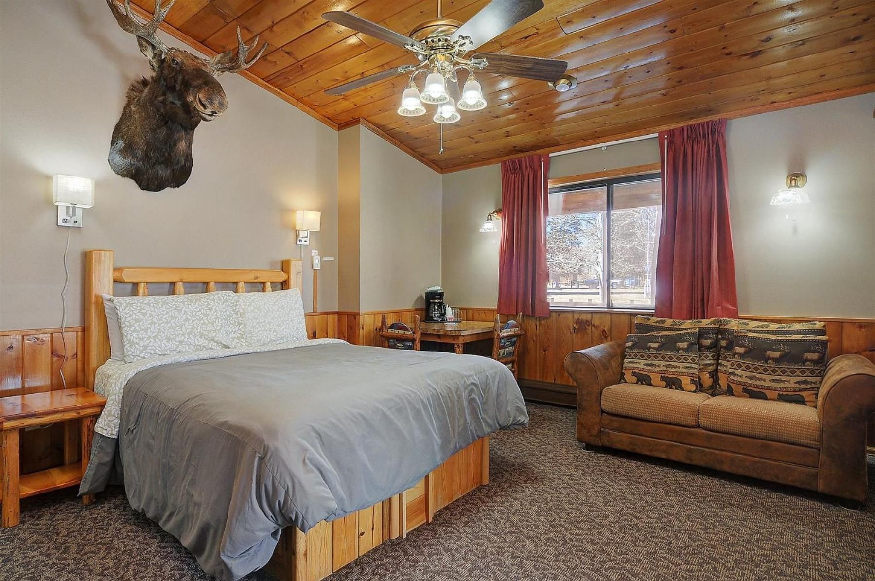 Deluxe Queen Suite