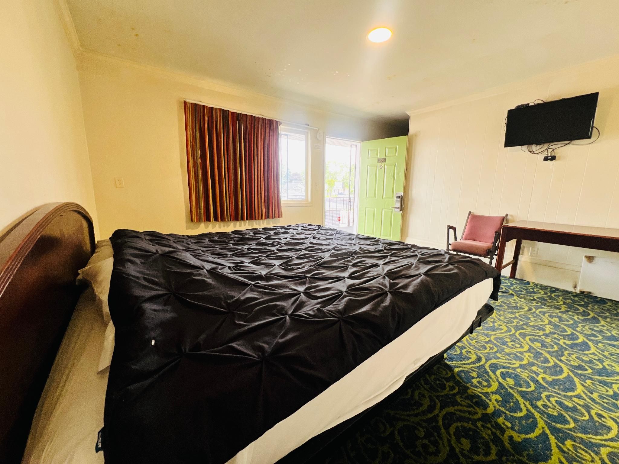 King Bed With Kitchenette Non-Smoking