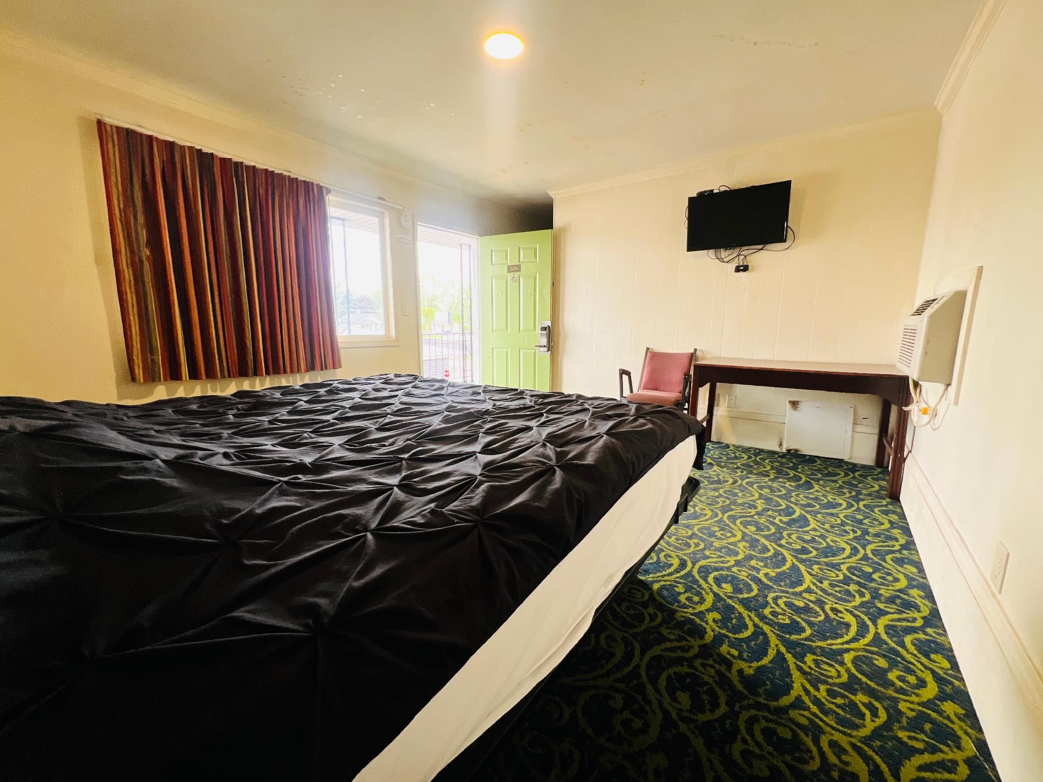 King Bed With Kitchenette Non-Smoking