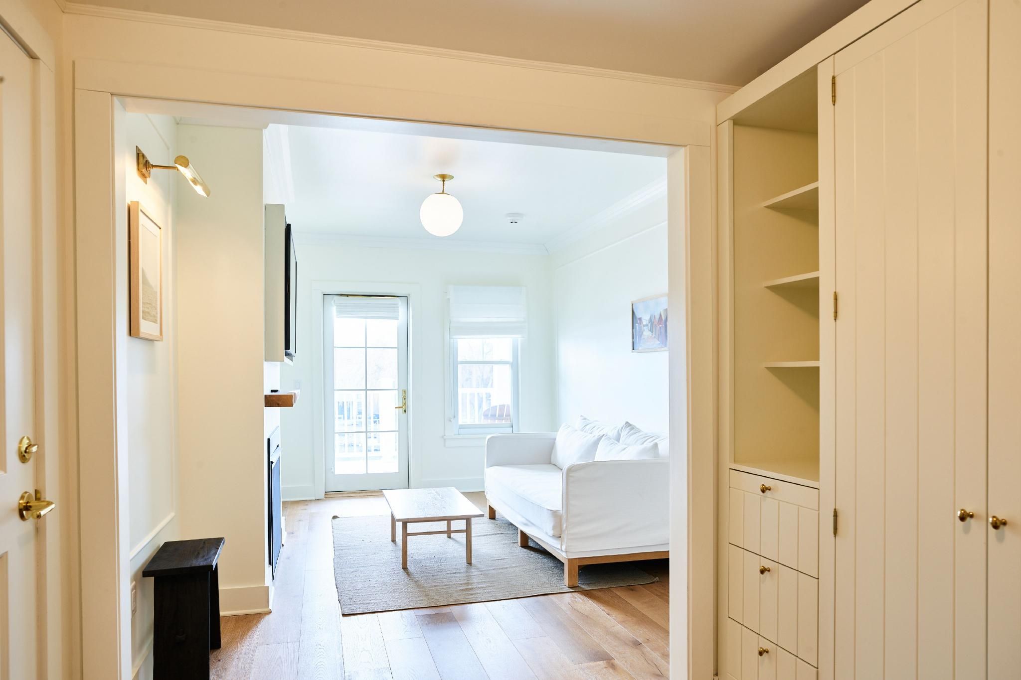 Cottage King Suite