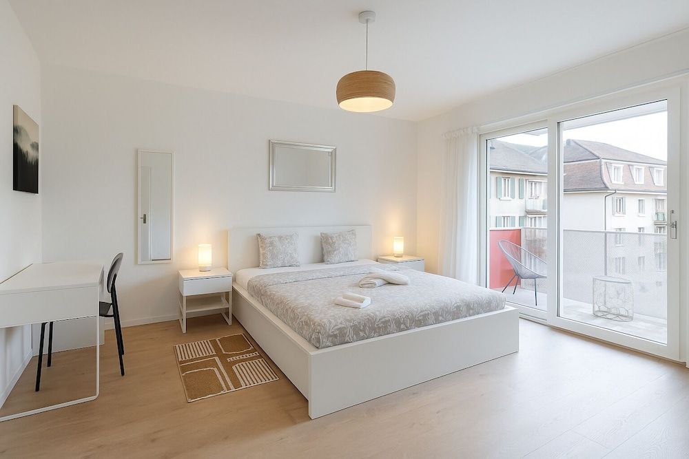 THE SLEEK MINIMALIST LAKEFRONT