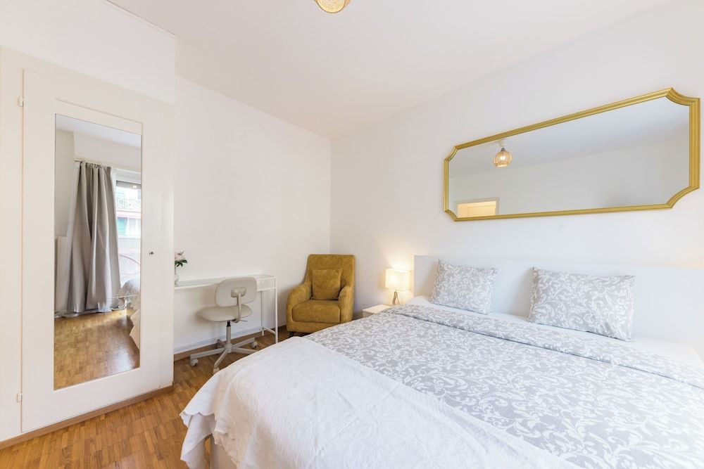 THE ELEGANT MINIMALIST LAKEFRONT