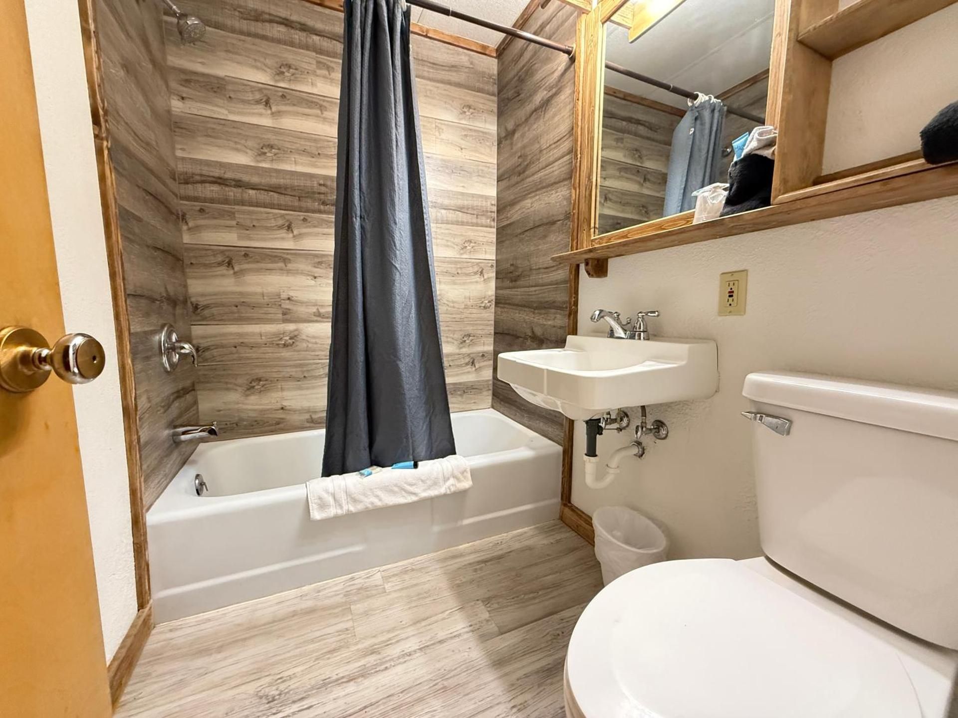 Hotel O Bel Aire Chamberlain SD I 90 Queen Bed Non-Smoking 3