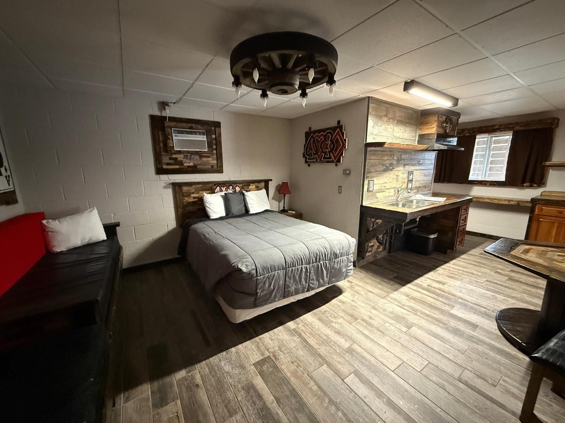 2 Queen Bed & 1 Full Bed