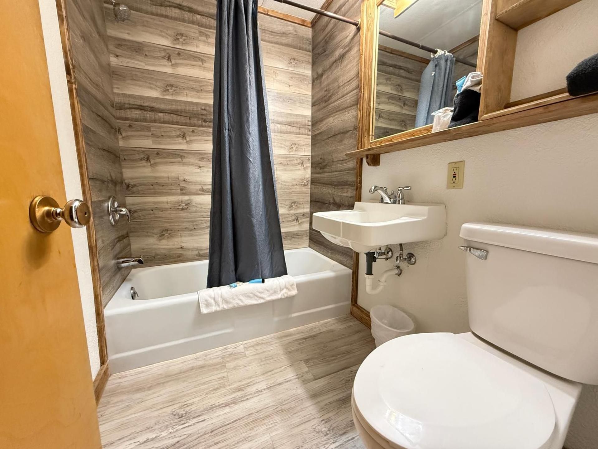 Hotel O Bel Aire Chamberlain SD I 90 King Bed Non-Smoking 3