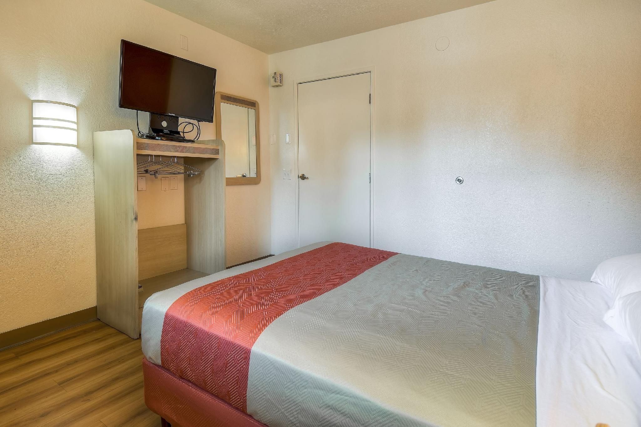 1 FULL BED | ADA/TUB