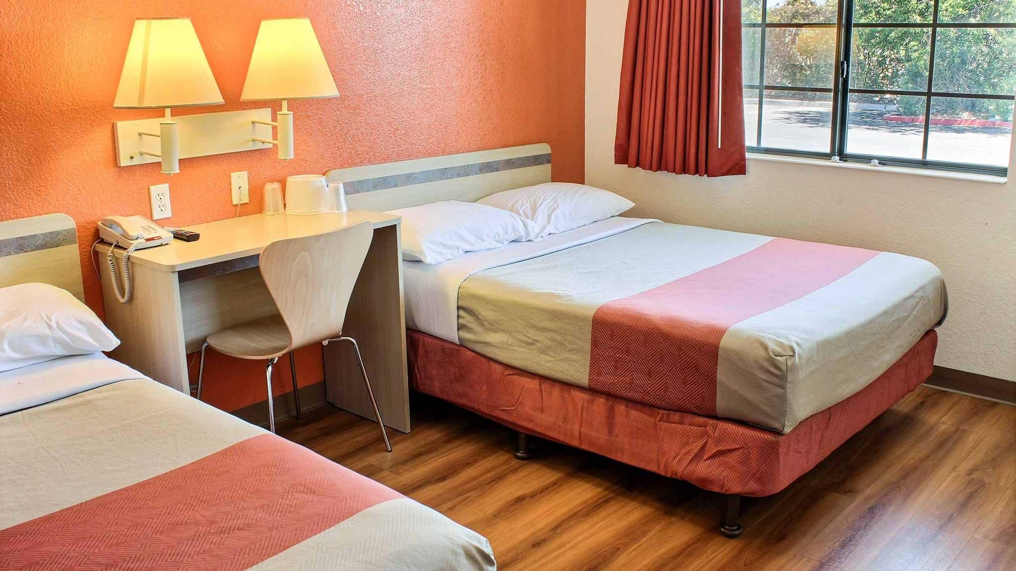 1 Queen Bed