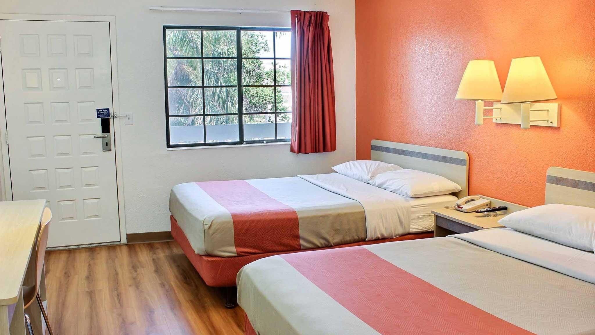 1 Queen Bed