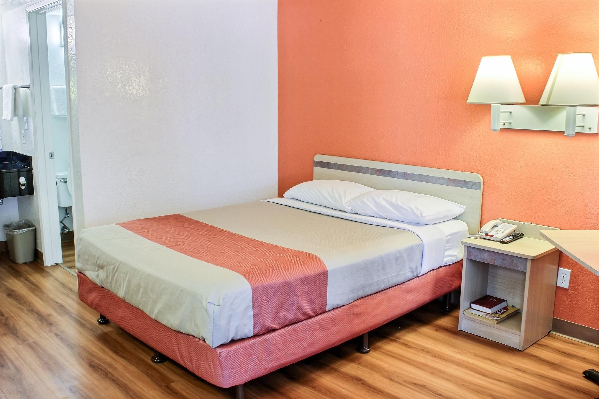 1 Queen Bed | Extended Suite