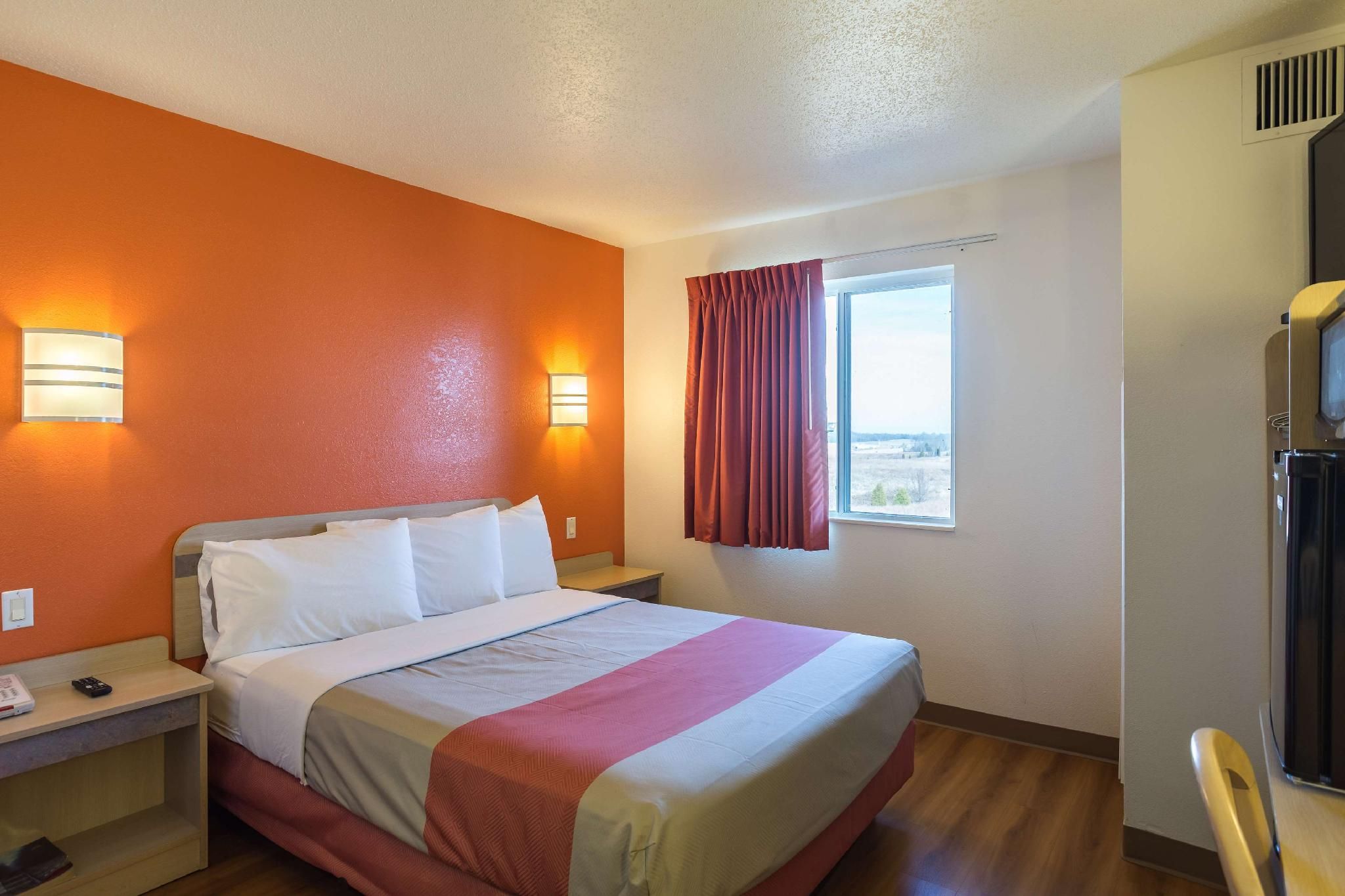 1 King Bed | Non-Smoking