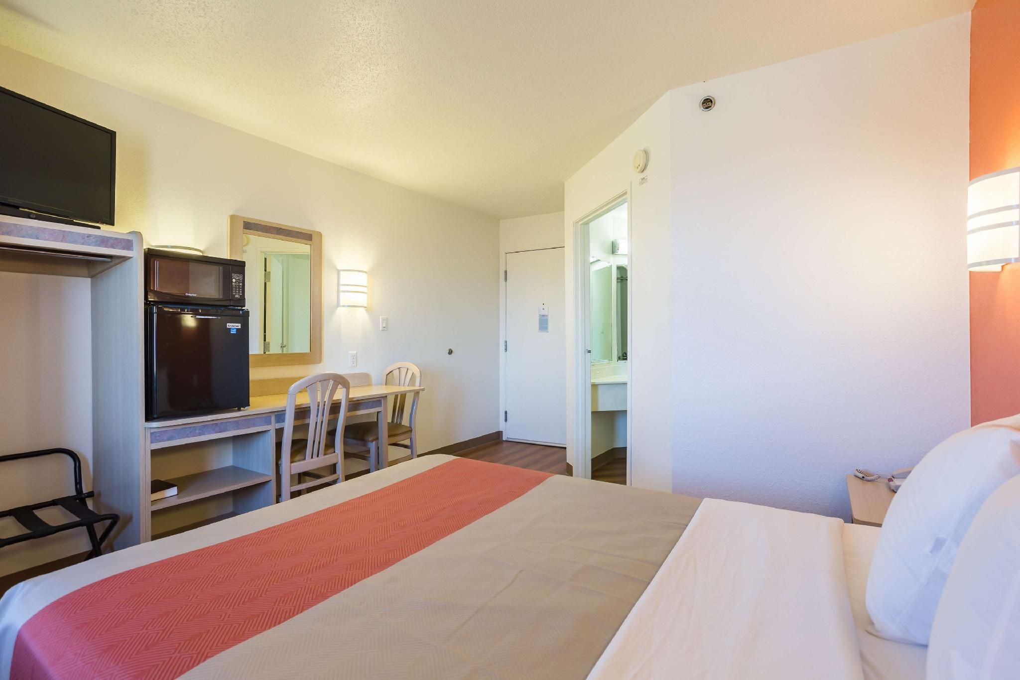 1 King Bed | Non-Smoking