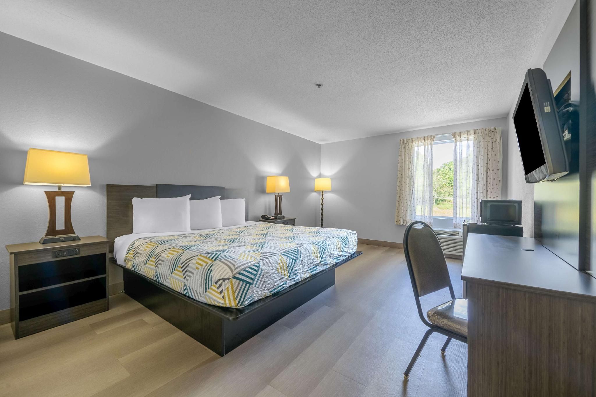 1 King Bed | Non-Smoking, Micfridge