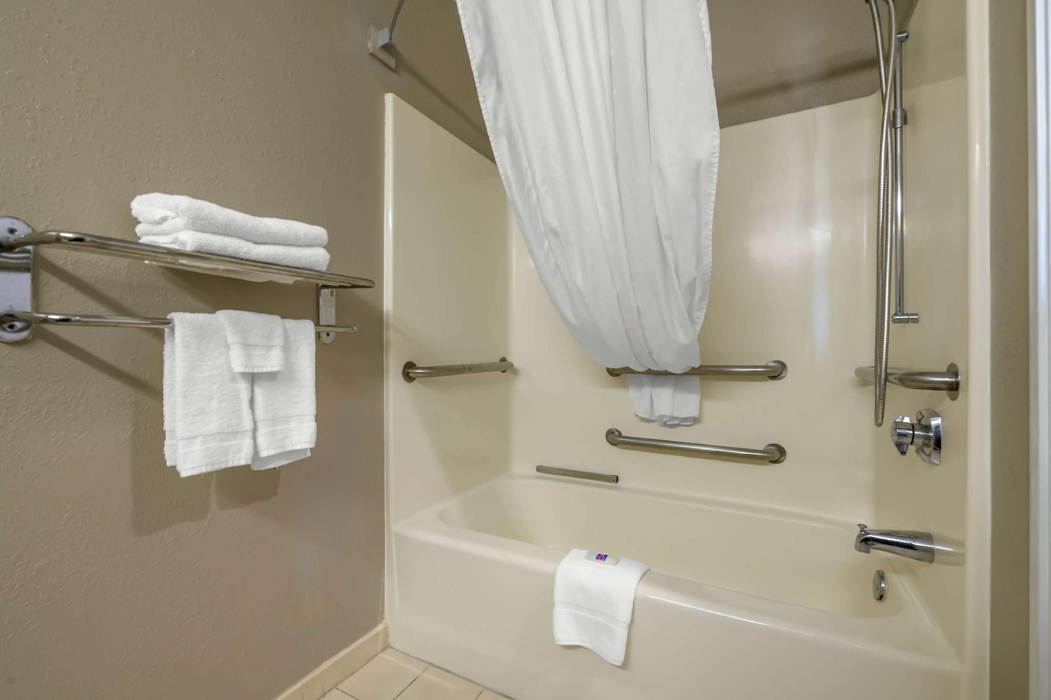 1 KING BED | MOB ACCESS TUB NSMK MINIFRIDG