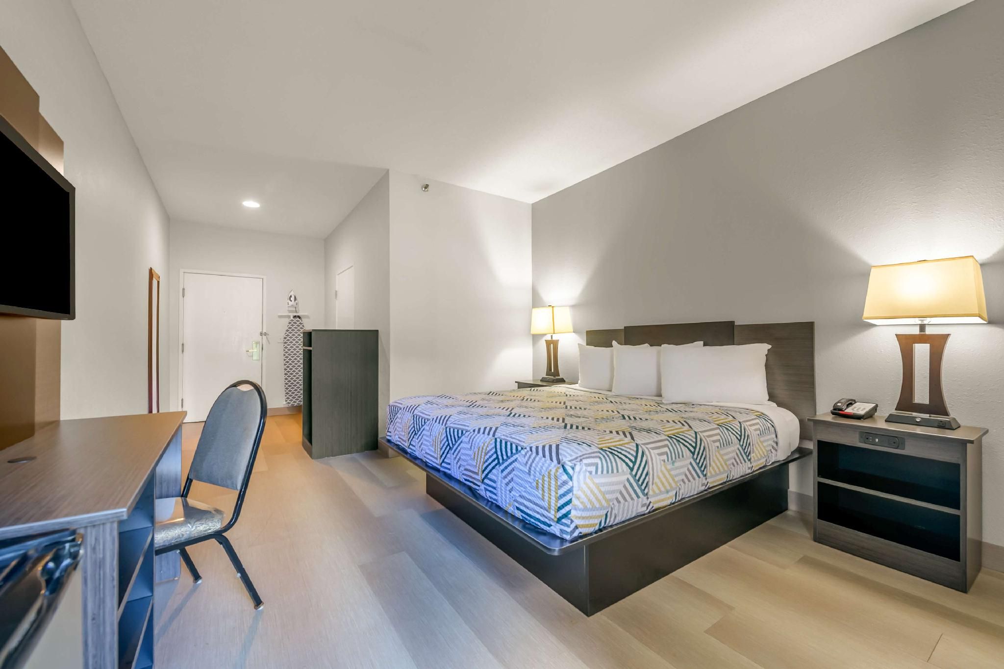 1 King Bed | Mob Acc RI Shwr Nsmk Micfridg