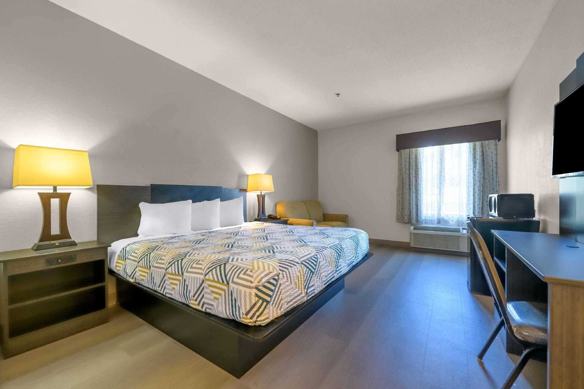 Motel6 Dawsonville, GA - North GA Premium Outlets 1 King Bed | Non-Smoking, Hot Tub, Micfridge