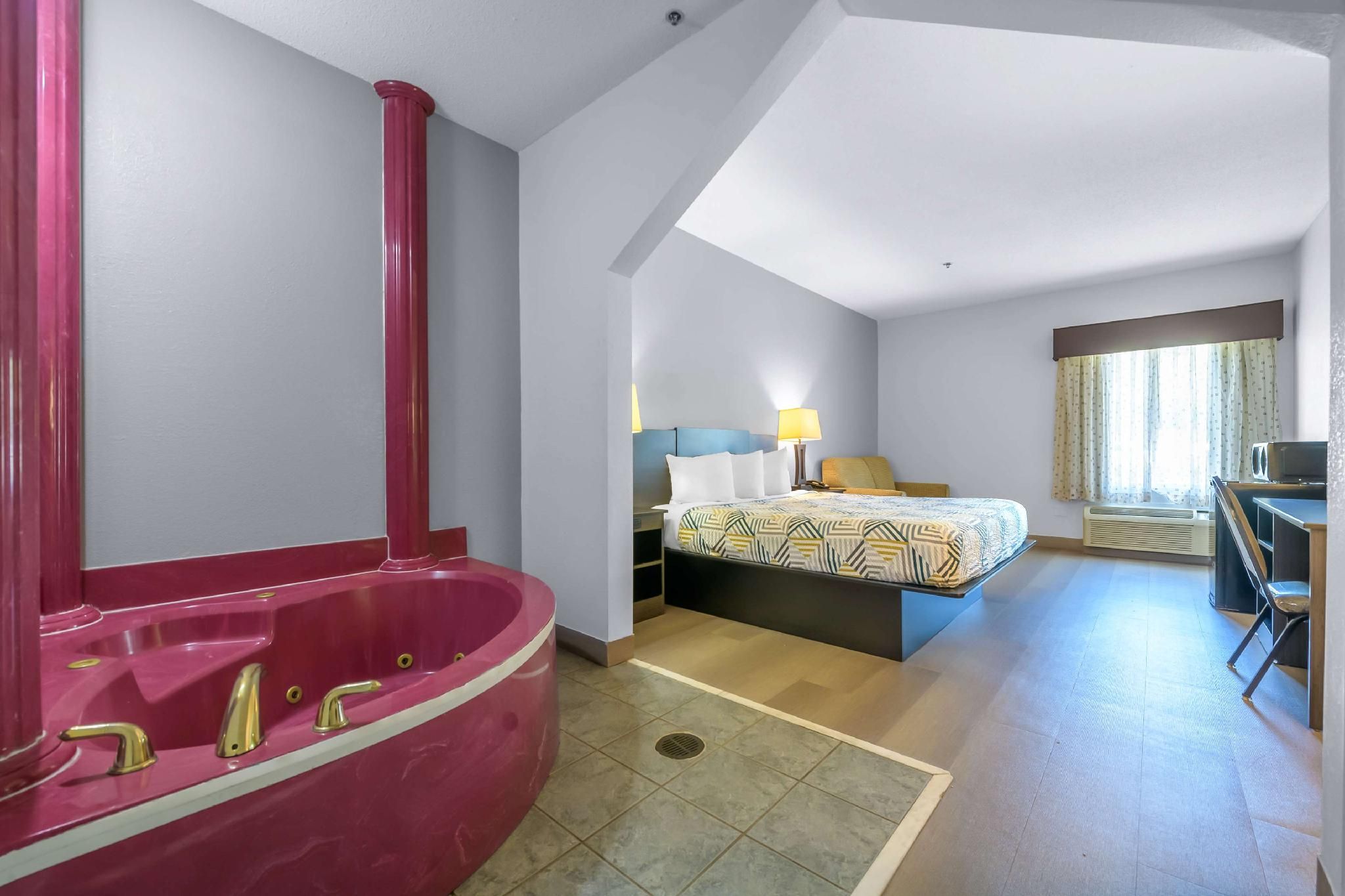 Motel6 Dawsonville, GA - North GA Premium Outlets 1 King Bed | Non-Smoking, Hot Tub, Micfridge 2